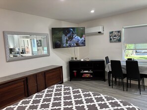 1 slaapkamer, een bureau, een strijkplank/strijkijzer, gratis wifi