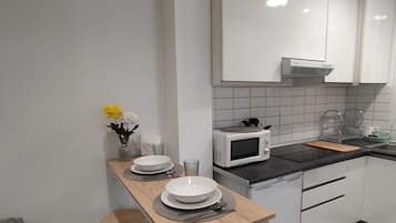 Réfrigérateur, micro-ondes, plaque de cuisson, cafetiÚre/bouilloire