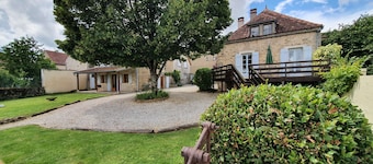 Former wine merchant's house and barn, sleeps 14, private pool, stunning views.