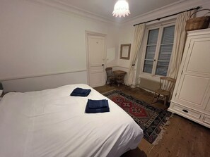 8 bedrooms, desk, iron/ironing board, free WiFi - Former wine merchant's house and barn, sleeps 14, private pool, stunning views. (Lantilly)