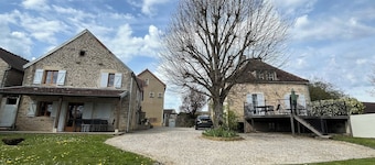 Former wine merchant's house and barn, sleeps 14, private pool, stunning views.