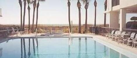 Alberca al aire libre y alberca climatizada