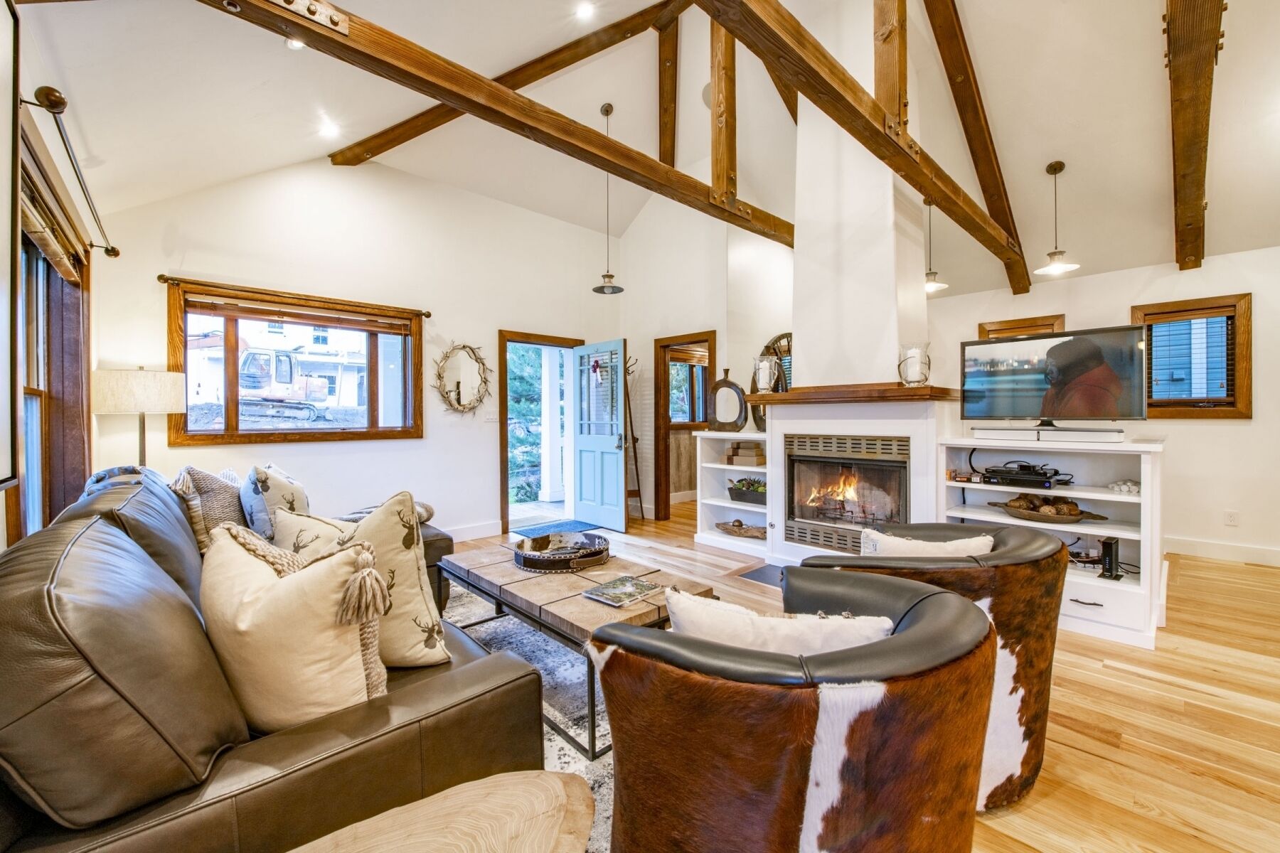 Smart TV, fireplace, books, stereo