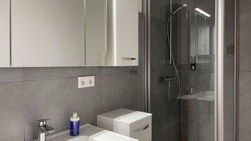 Ducha, secador de pelo, toallas, jabón