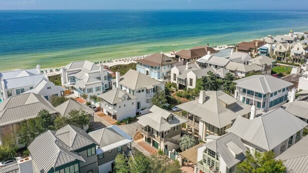 Un área residencial costera con casas y una playa.