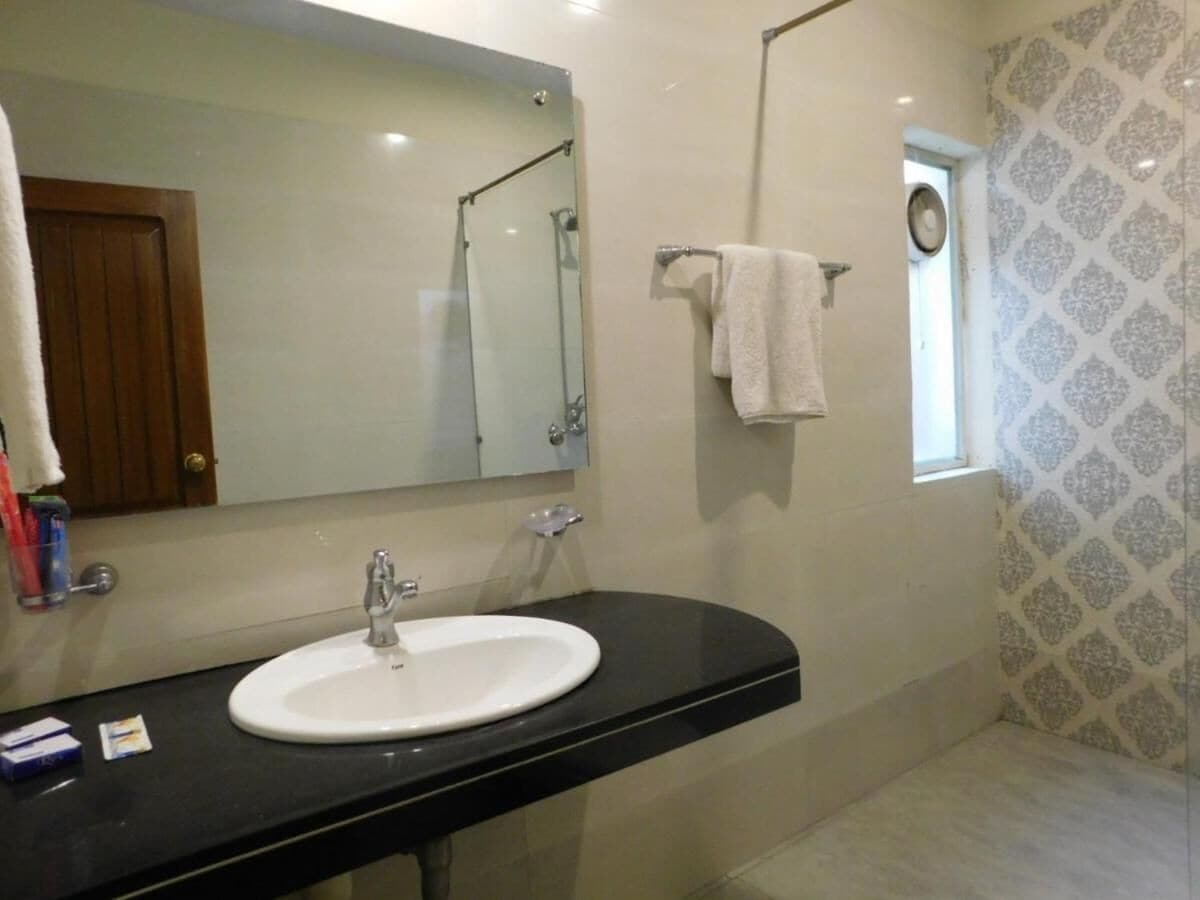 executive double or twin room | bathroom | shower, slippers, towels