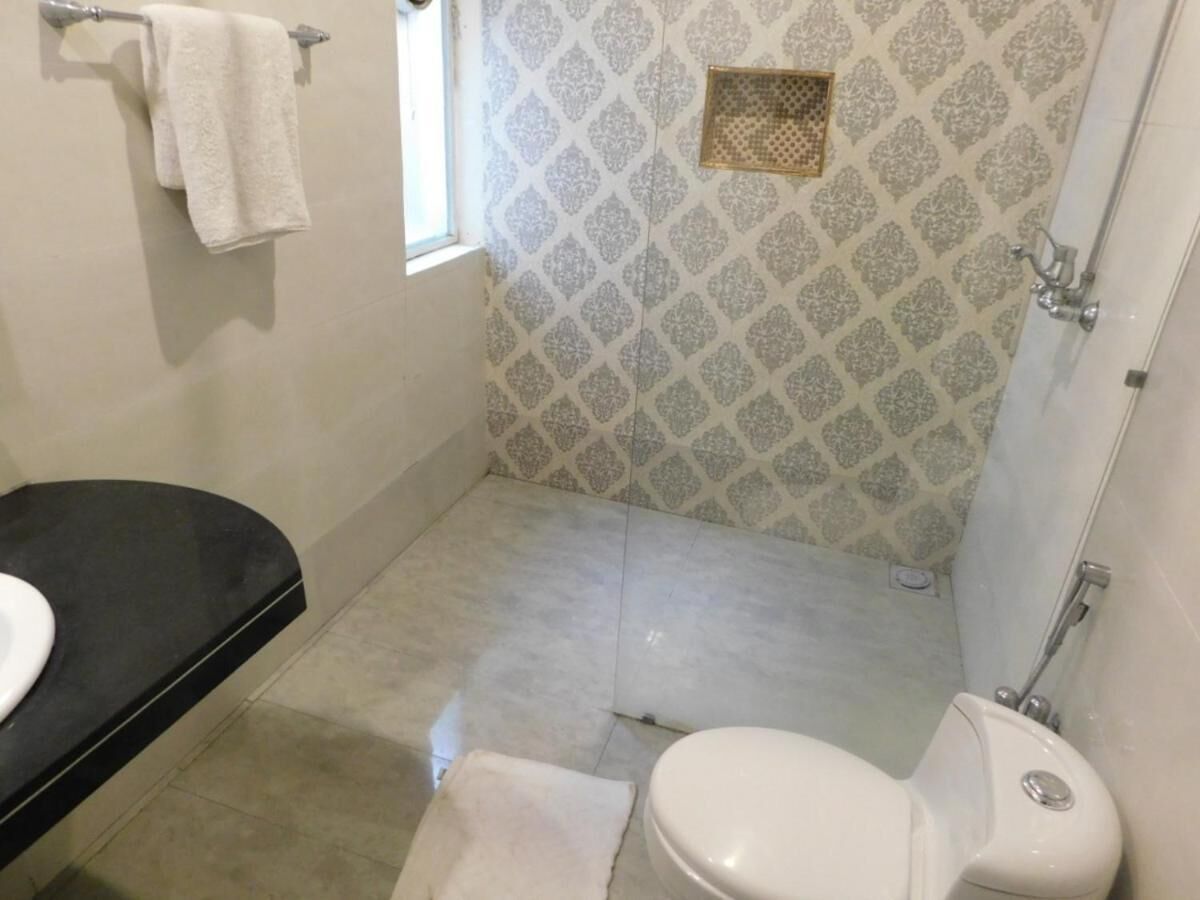 executive double or twin room | bathroom | shower, slippers, towels