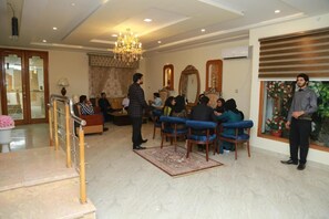 Free daily continental breakfast - Hotel S. R. Lounge (Multan)