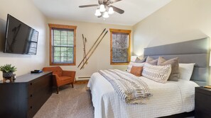 3 bedrooms, desk, iron/ironing board, travel cot