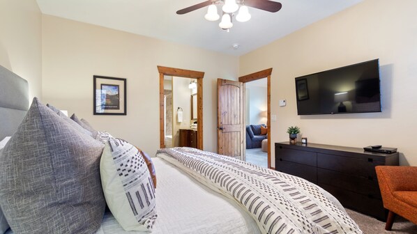 3 bedrooms, desk, iron/ironing board, travel cot