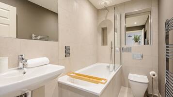 Deluxe Apartment, City View | Bathroom | Shower, rainfall showerhead, free toiletries, hair dryer