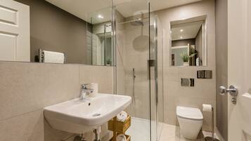 Superior appartement | Badkamer | Een douche, een regendouche, gratis toiletartikelen, een haardroger