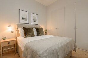 Appartement supérieur, vue sur la cour intérieure | 1 chambre, espace de travail pour ordinateurs portables