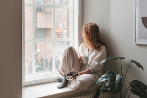 Appartement Deluxe, vue sur la ville | Aire de séjour | Téléviseur connecté de 42 po avec télévision numérique, téléviseur