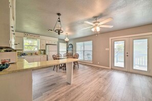 Fridge, microwave, oven, stovetop - Lake Corpus Christi Vacation home (Sandia)