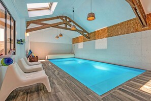Indoor pool, a heated pool - Villa Léonie, spacious family home on the Côte des Légendes (Kerlouan)