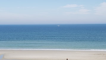Aan het strand, ligstoelen aan het strand, strandlakens