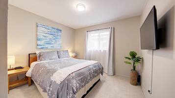 3 bedrooms, desk, iron/ironing board, travel crib