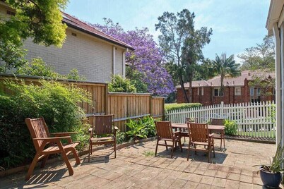 Garden 2 Bed Apt and Walk to Harbour | Parking