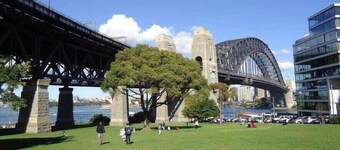 Garden 2 Bed Apt and Walk to Harbour | Parking