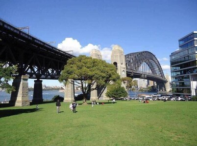 Garden 2 Bed Apt and Walk to Harbour | Parking