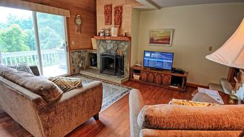 Televisión y chimenea