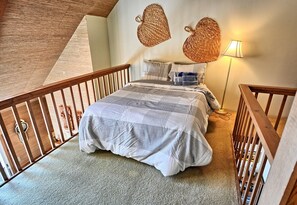 2 bedrooms, free WiFi, bed sheets - The Tree House in Fleetwood, NC: Cozy 2BR townhome for up to 6 guests. (Fleetwood)