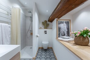 Dusche, Haartrockner, Handtücher, Seife