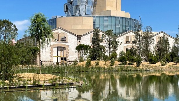 A modern building with a unique angular design, a central courtyard, and a reflective water feature. - Flamingo Duplex, historical centre, l'Hauture, Arles (Arles)