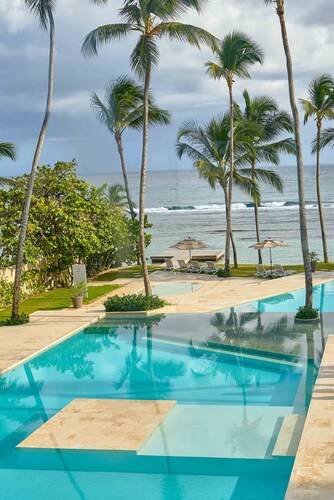 Caribbean Beachfront Apartment. W/ Scenic view