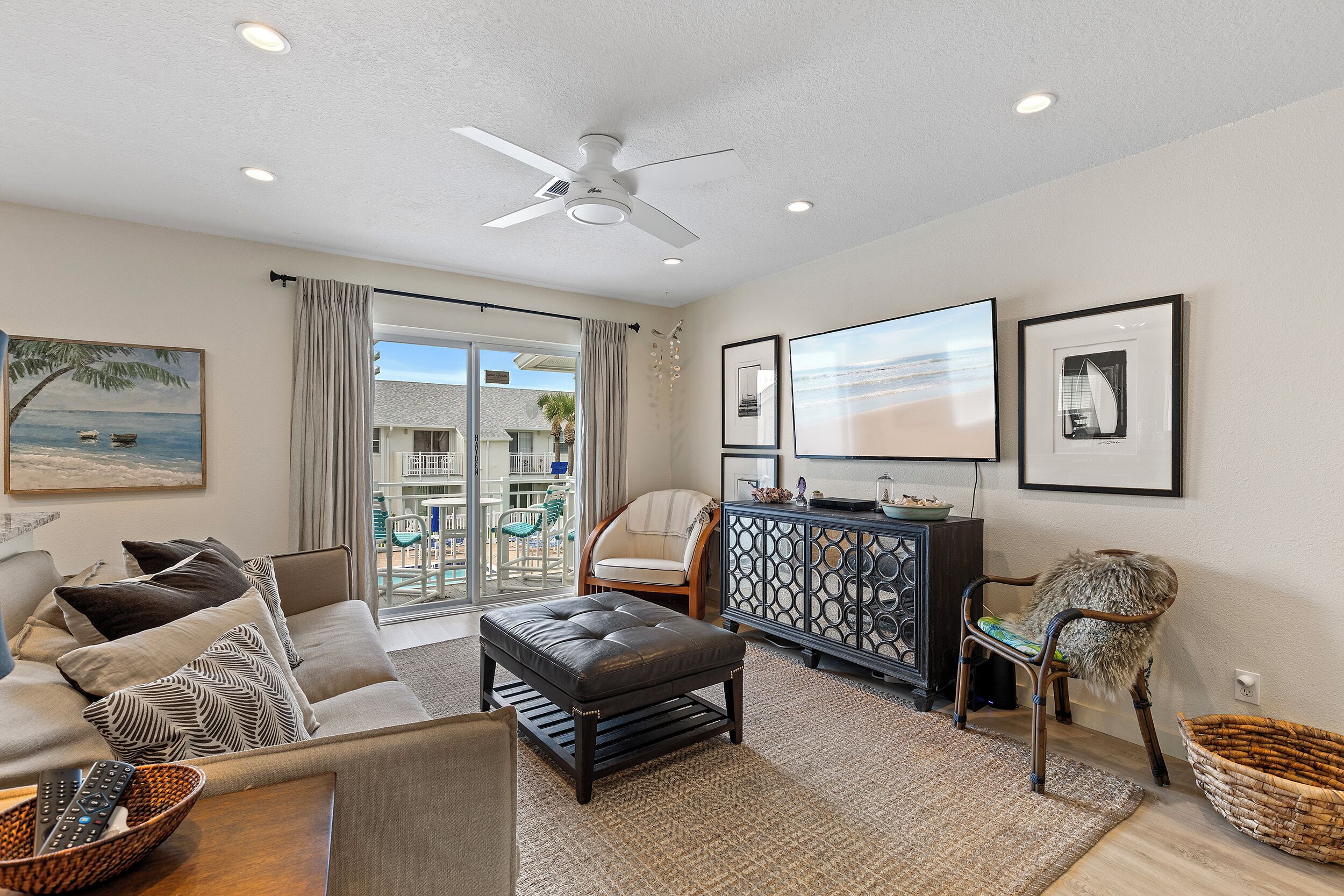Ocean View, Custom Kitchen, and Lovely Decor! Delightful Beach Getaway