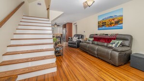 Un escalier en bois menant à une salle à manger.