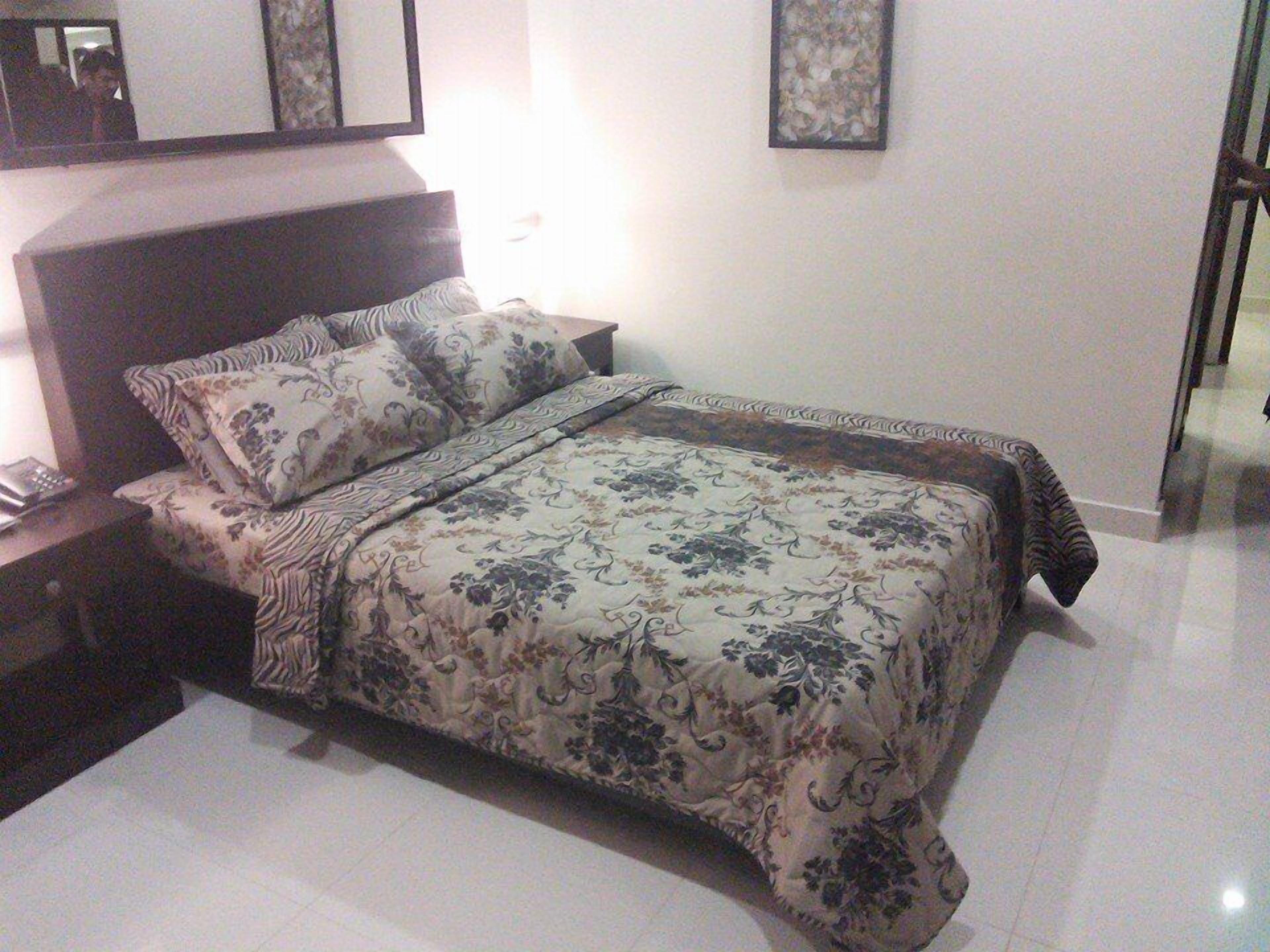 deluxe double room | iron/ironing board, free wifi, bed sheets