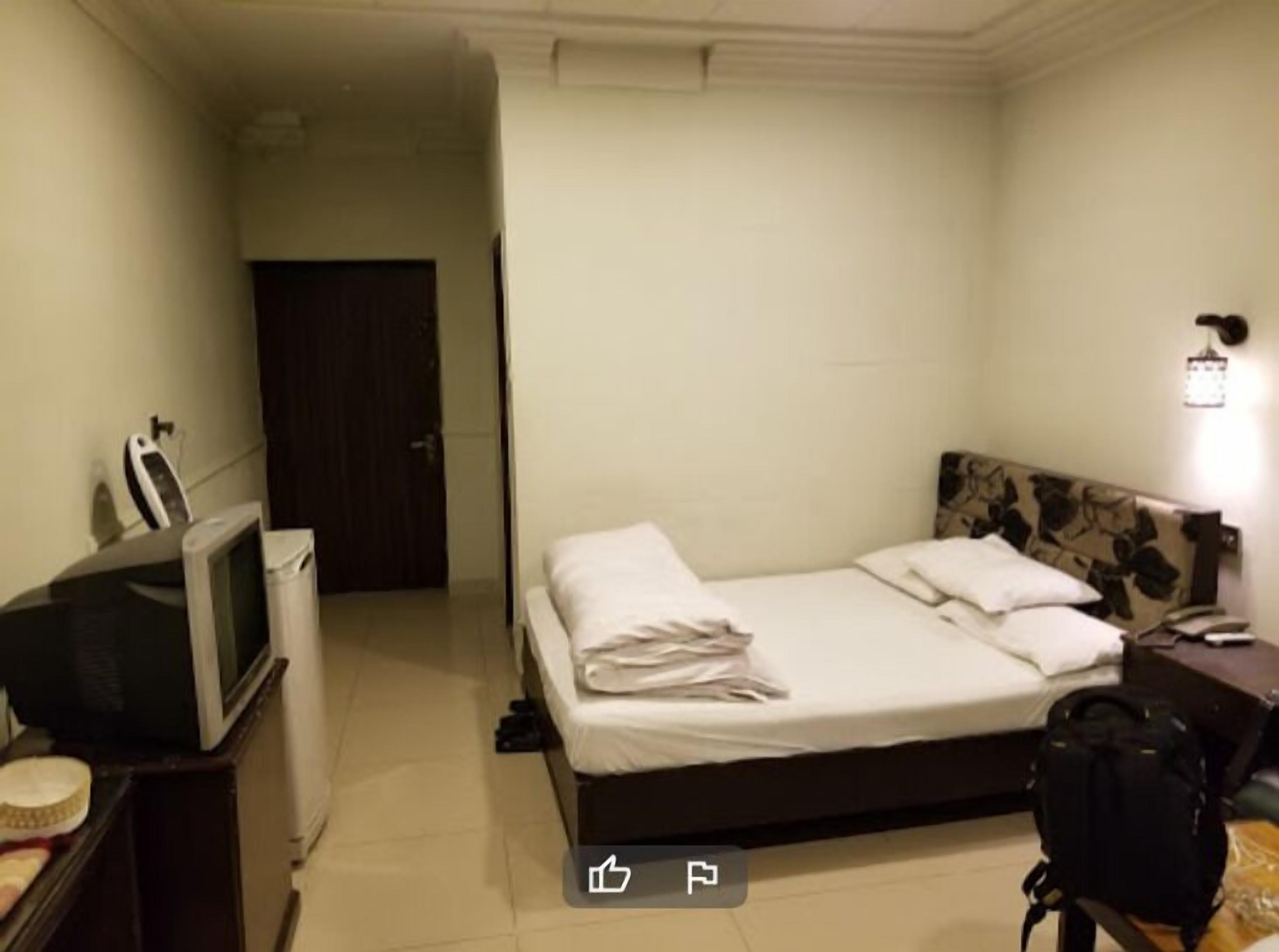 deluxe double room | iron/ironing board, free wifi, bed sheets