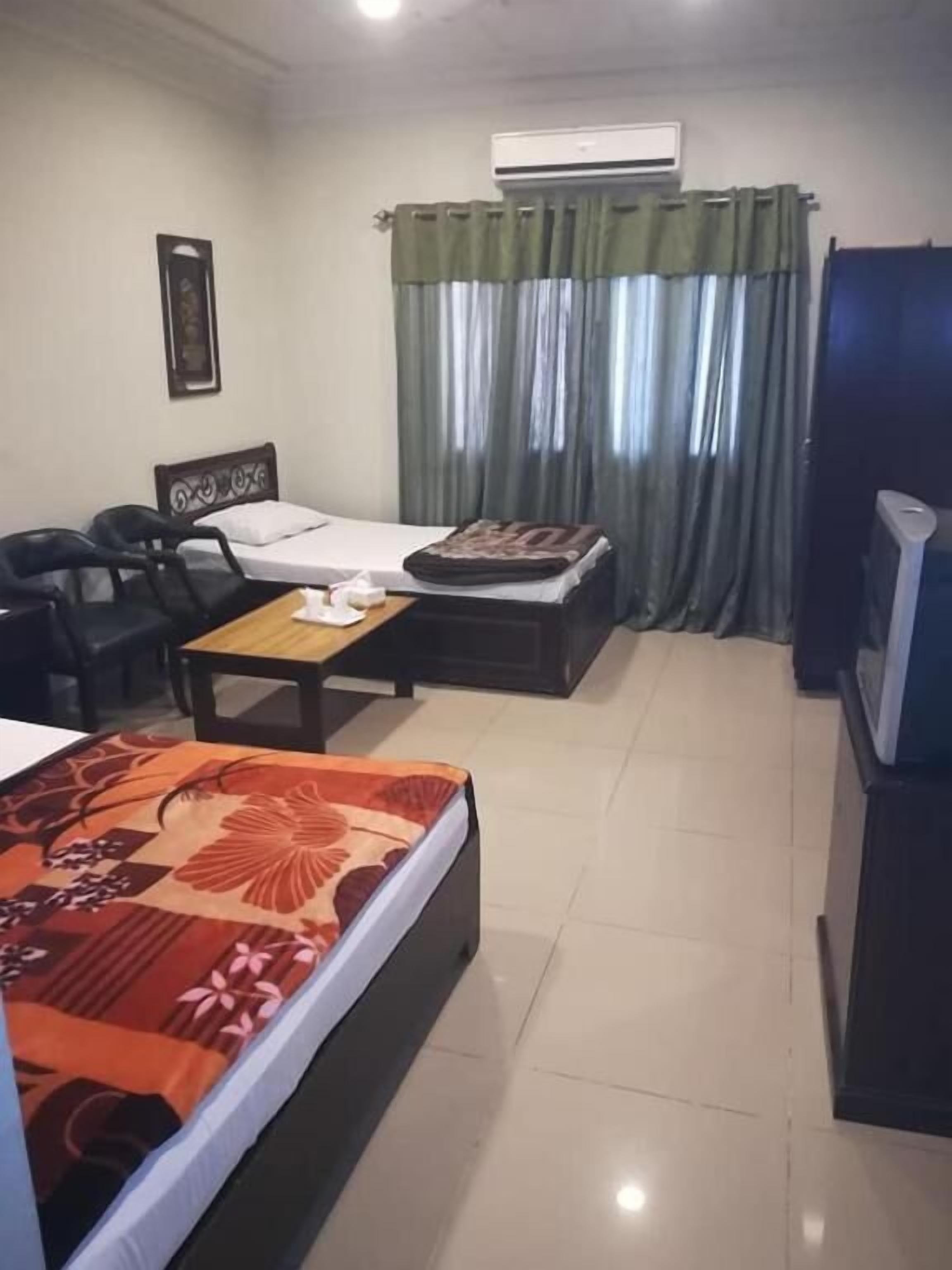 deluxe triple room | iron/ironing board, free wifi, bed sheets
