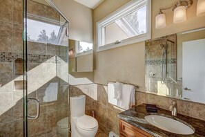 Ensemble douche/baignoire, sèche-cheveux, serviettes fournies