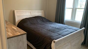 3 chambres, bureau, fer et planche Ă repasser, lit parapluie