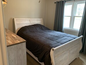 3 Schlafzimmer, Schreibtisch, Bügeleisen/Bügelbrett, Reisekinderbett