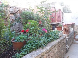 Property grounds - Apartment in Tribunj with Terrace, Air condition, WIFI (5035-3) (Tribunj)