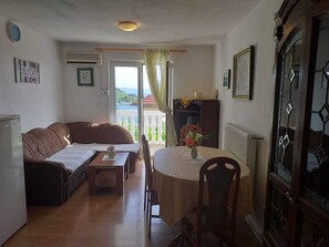 TV - Apartment in Tribunj with Seaview, Balcony, Air condition, WIFI (5035-2) (Tribunj)