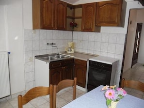 Fridge, oven, stovetop, cookware/dishes/utensils