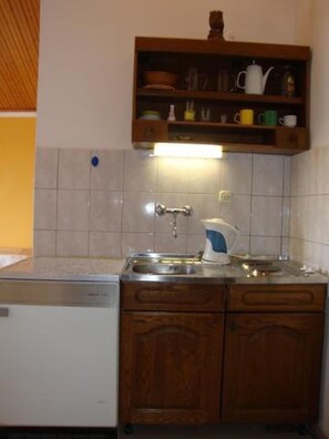 Kühlschrank, Herdplatte, Geschirrspüler, Kochgeschirr/Geschirr/Besteck