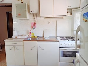 Frigorífico, horno, lavavajillas y cafetera o tetera
