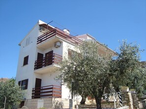 Exterior - Apartment in Okrug Gornji with Seaview, Terrace, Air condition, WIFI (5045-1) (Okrug Gornji)