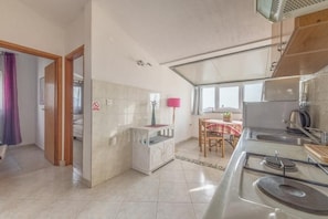 Kühlschrank, Mikrowelle, Ofen, Wasserkocher mit Kaffee-/Teezubehör