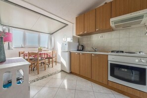 Fridge, microwave, oven, coffee/tea maker - Apartment in Okrug Gornji with Seaview, Terrace, Air condition, WIFI (5046-3) (Okrug Gornji)