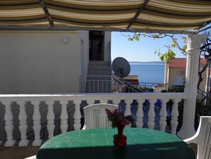 Outdoor dining - Apartment in Okrug Gornji with Seaview, Terrace, Air condition, WIFI (5046-3) (Okrug Gornji)
