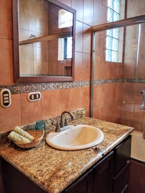 Shower, hair dryer, bidet, towels - Wellness, Relaxation & Adventure - What's Your Pura vida?   (Provincia de Alajuela)