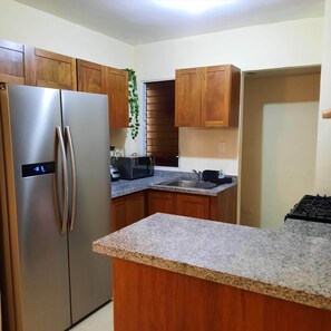 Geladeira, micro-ondas, fogão, cooktop