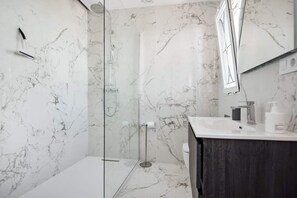 Een douche, een haardroger, handdoeken, toiletpapier